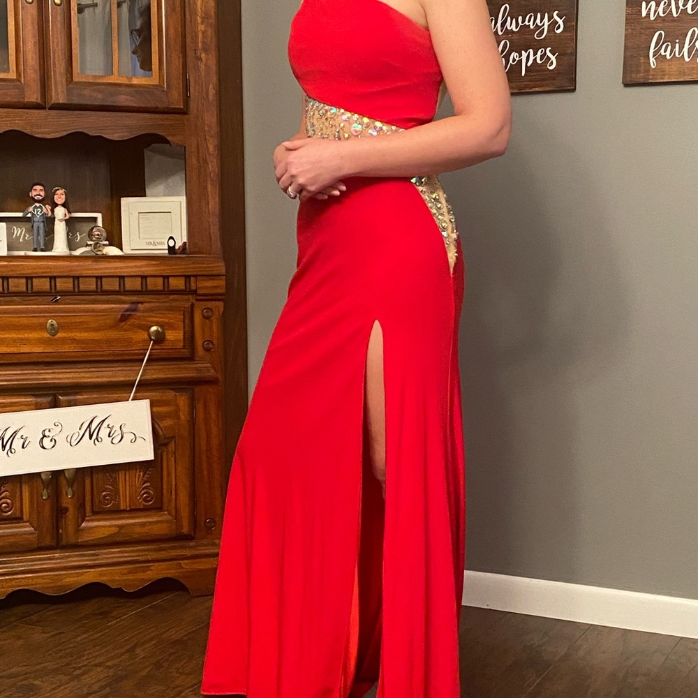 Red Prom/Pageant/Formal Dress - Picture 4 of 4